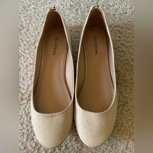 EUC Cream patterned flats size 8